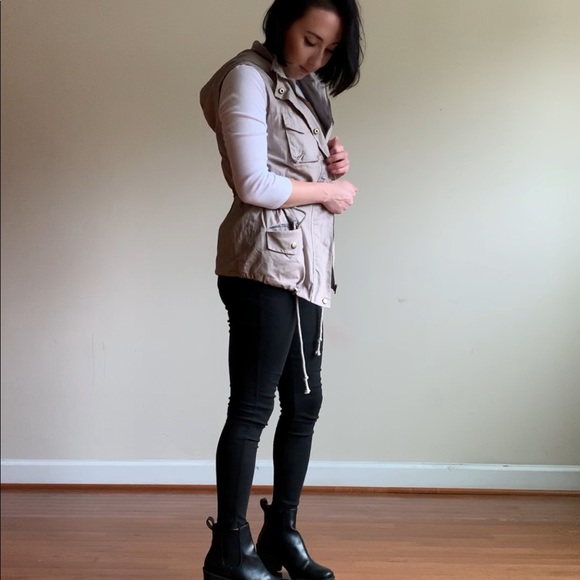 Taupe hooded vest with White basic quarter sleeve - Picture 4 of 8